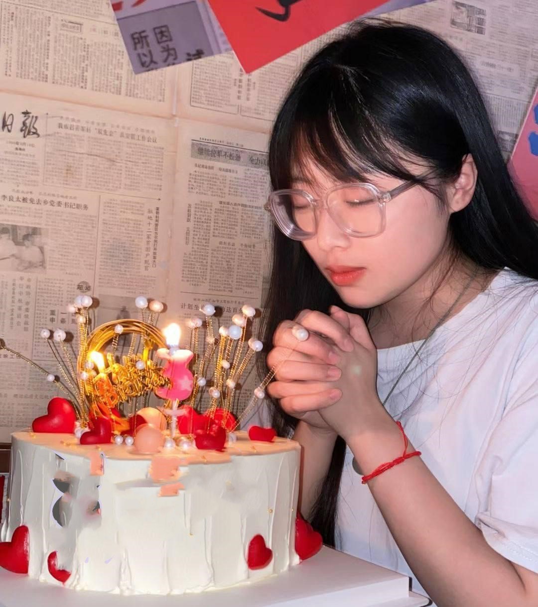 哈尔滨医科大学眼镜妹段R琳 18岁妹妹的成人礼 生日当天被无套内射！