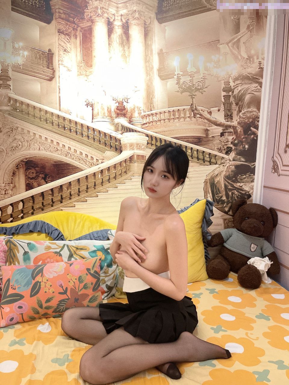 “求求爸爸操母狗” 女神为了求操甘愿被抽耳光打屁股，玩到一半两个小萝莉 情不自禁的吻在了一起