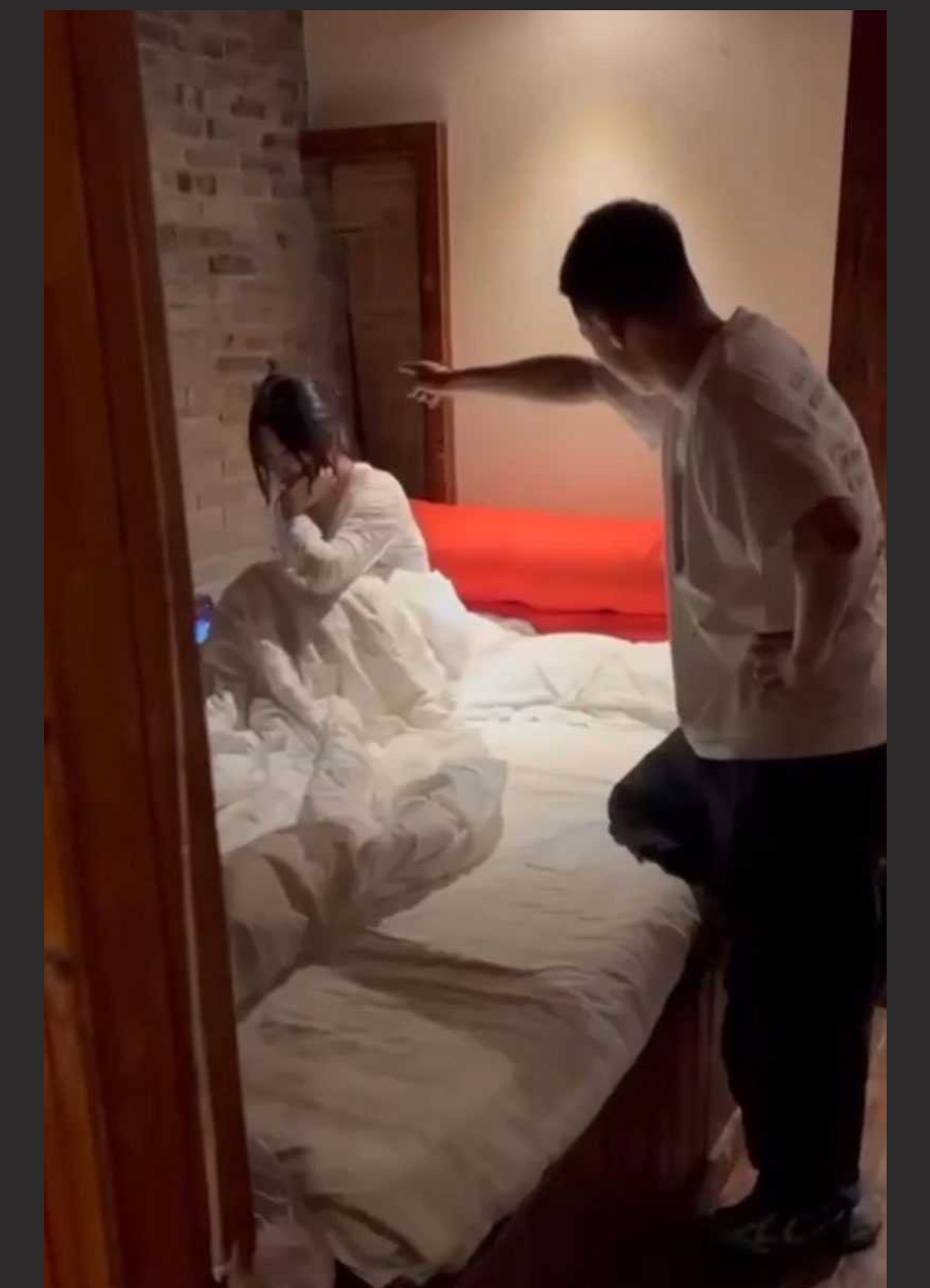 浙江温州捉奸事件！妻子带女儿寻奸夫被捉奸在床！女儿在旁玩iPad 女方在啪啪！4分11秒完整版视频