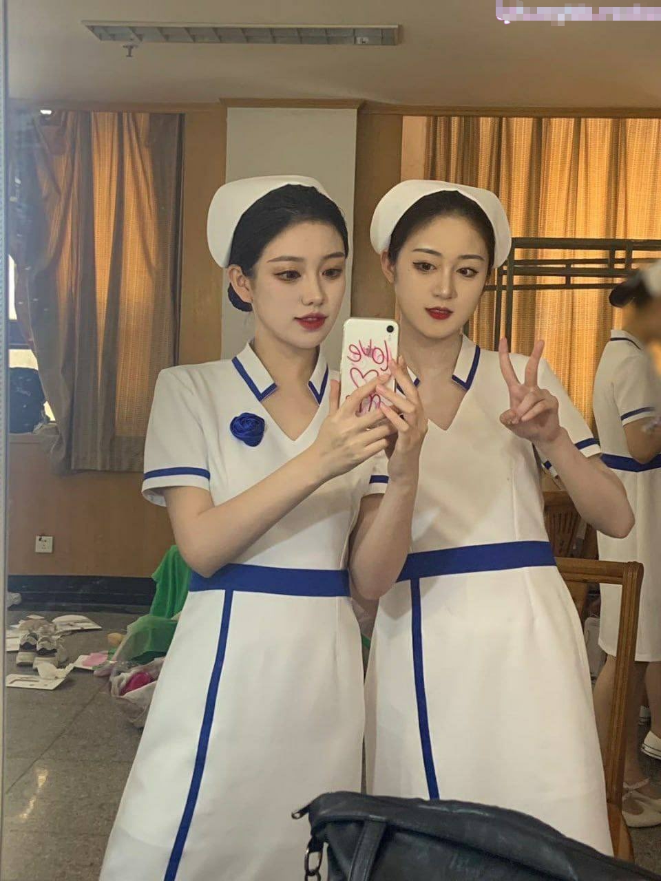 女友和她双胞胎的妹妹 高颜值姐妹花同时上位 黑丝欲姐与青纯萝莉喜欢哪一个告诉我，都被操喷了