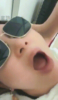 你眼里的女神在主人面前就是一条下贱的骚母狗而已 让母狗们趴著翘高屁股，就是一顿鞭子抽！