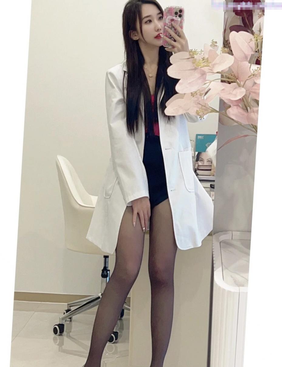长腿反差嫩模，白色长筒袜与白虎嫩穴极致享受 淫荡的本性就暴露无遗 蜜桃大屁屁插得噗嗤噗嗤响