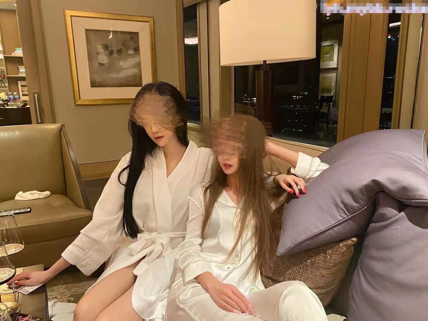 女友和她双胞胎的妹妹 高颜值姐妹花同时上位 黑丝欲姐与青纯萝莉喜欢哪一个告诉我，都被操喷了
