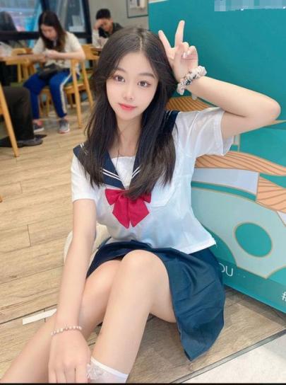 双马尾，校服，重点中学三重buff 人前乖乖女 父母眼中的好学生乖女儿，人后是个穿着整洁校服的乖乖女