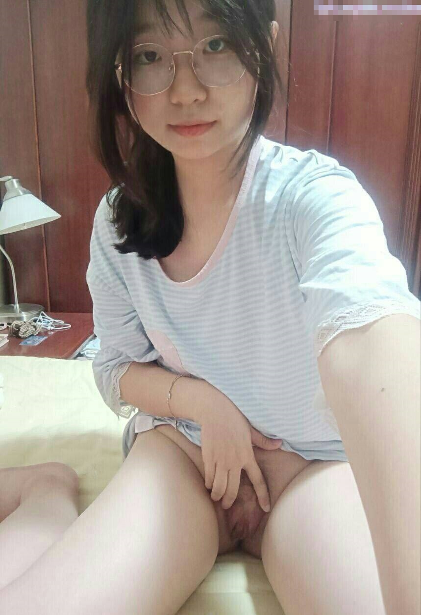 给你们看看小逼逼嫩不嫩想操吗？炮友说他喜欢我的夹子音 今早回家就把老公按在沙发上给办了，免得他吃醋