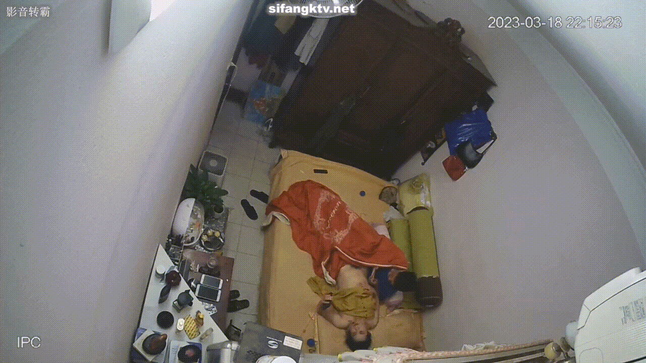 《居家摄像头破解》偷窥中年大叔和美女老婆啪啪❤️不到一分钟就交差了老婆非常的不爽