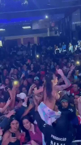 【门事件】 巴西女歌手❤️皮波基尼亚❤️演唱会进入观众群，男粉丝集体失控，摸遍她的胸部及臀部！