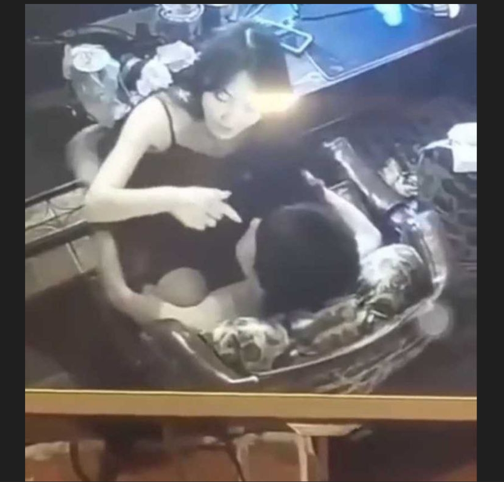 逆天小情侣网吧做爱还挑衅网管 这嚣张跋扈的态度必须让她在网上爆火！