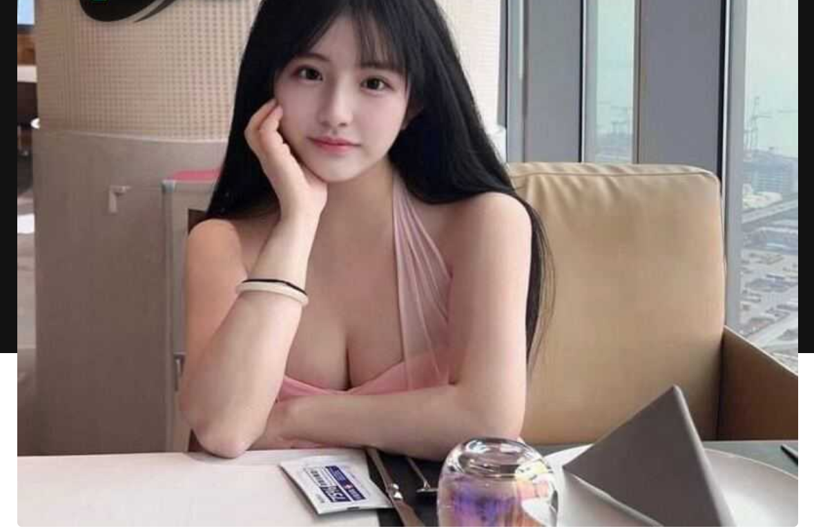 南京邮电大学王筱，在校大三极品校花女神，与游戏网恋好友奔现，在家里按在沙发上后入内射
