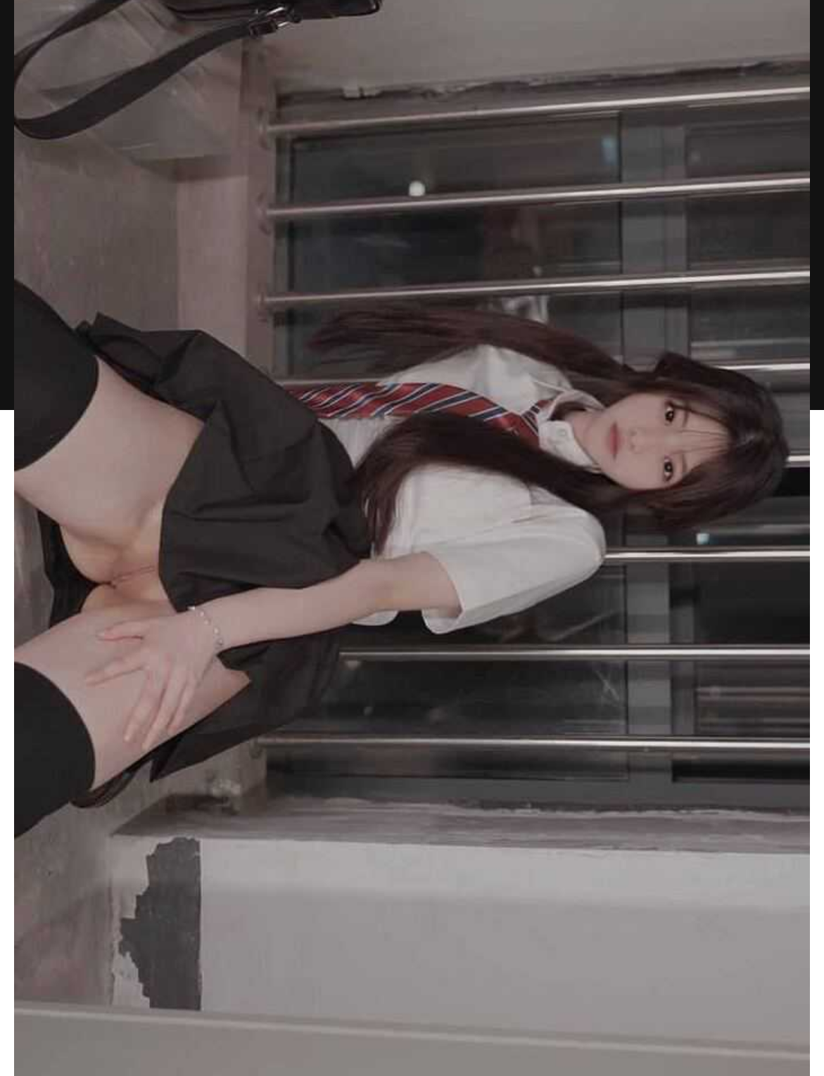 南京邮电大学王筱，在校大三极品校花女神，与游戏网恋好友奔现，在家里按在沙发上后入内射