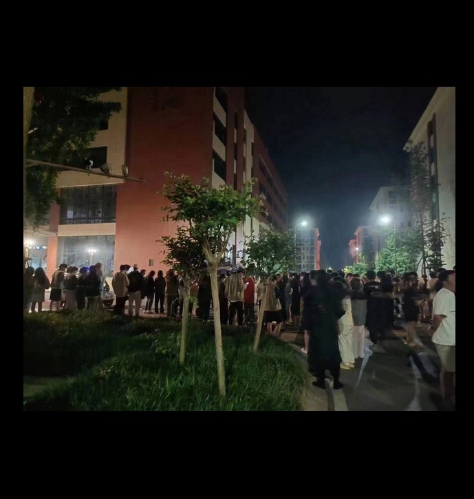 四川传媒学院热瓜 川传小情侣在教室不关灯激情开啪 被吃瓜群众多视角拍摄视频 全校吃瓜