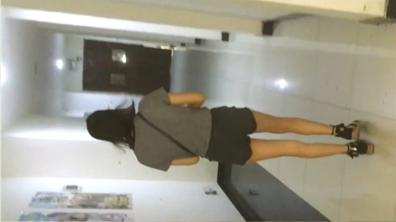 大神潜入服务中心女厕 全景偷拍几个来办事的美少妇的各种美鲍鱼