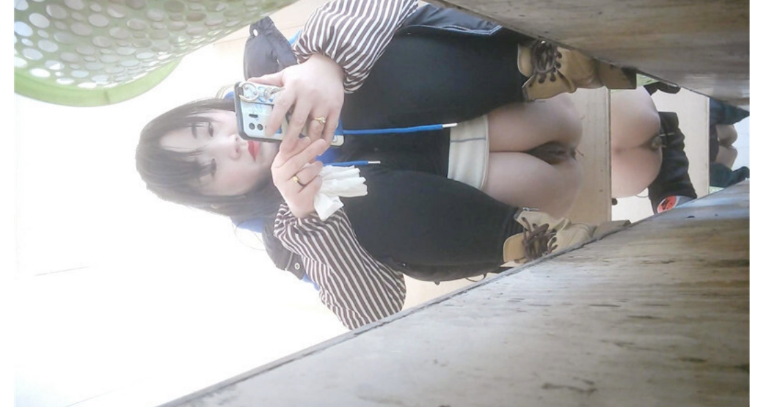 纸箱厂女厕全景偷拍⭐黑马甲蓝衣红唇美少妇⭐肥逼肥唇馋死人