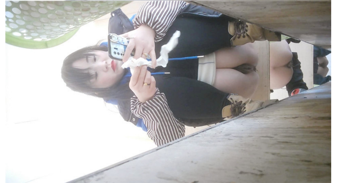 纸箱厂女厕全景偷拍⭐黑马甲蓝衣红唇美少妇⭐肥逼肥唇馋死人
