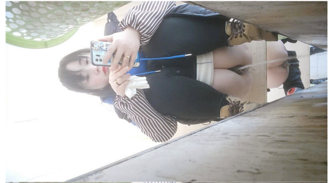 纸箱厂女厕全景偷拍⭐黑马甲蓝衣红唇美少妇⭐肥逼肥唇馋死人