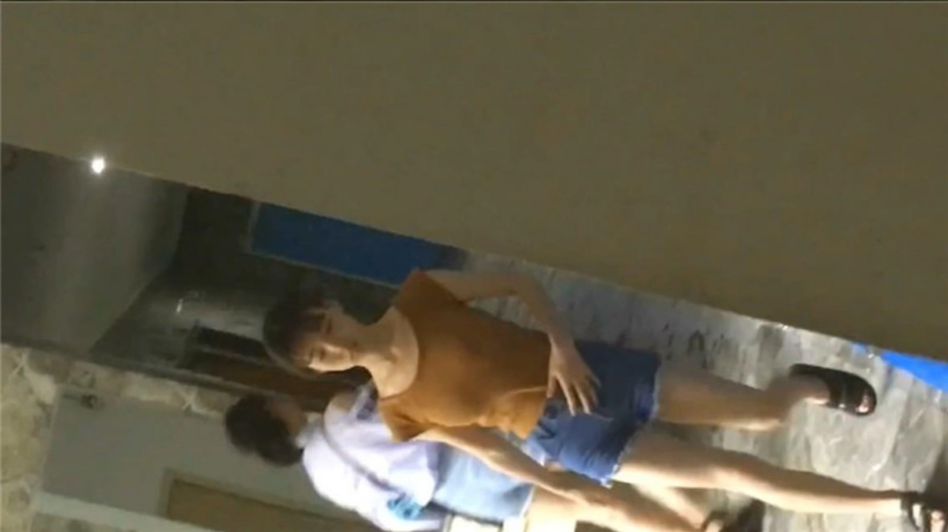 大神潜入服务中心女厕 全景偷拍几个来办事的美少妇的各种美鲍鱼