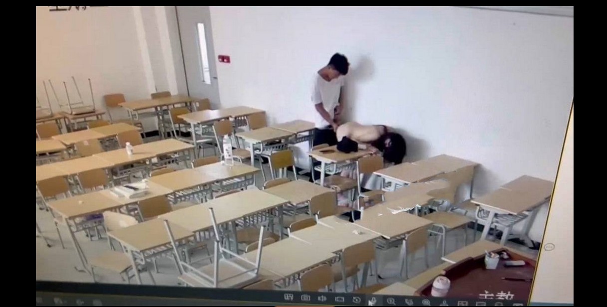 重磅新瓜 山东招远烟台黄金职业学院 小情侣教室啪啪被监控拍到曝光