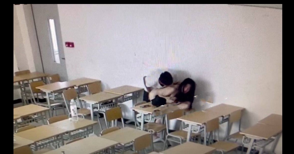 重磅新瓜 山东招远烟台黄金职业学院 小情侣教室啪啪被监控拍到曝光
