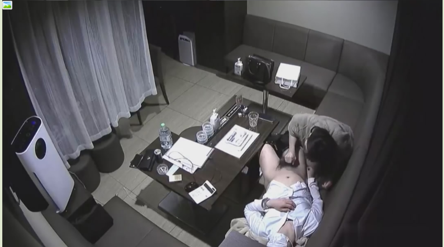 黑客破解家庭网络摄像头偷拍❤️白领精英男经常带女同事回家鬼混在客厅沙发上啪啪