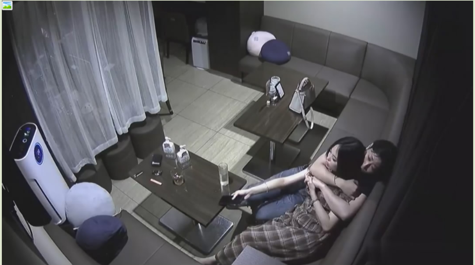 黑客破解家庭网络摄像头偷拍❤️白领精英男经常带女同事回家鬼混在客厅沙发上啪啪