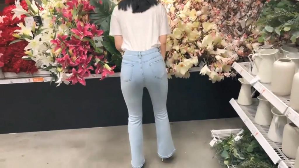 花店偶遇牛仔裤女神 带到酒店没想到这么主动 紧身牛仔裤完美显现极品身材 玲珑身段草不够