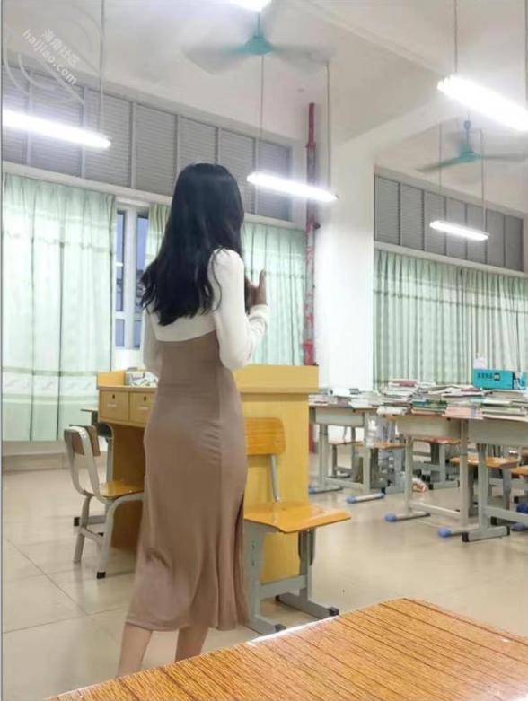 ✿高校性爱✿ 河南大学刚交的校花女友在教室肏穴 课桌上后入窄穴滚烫蜜道令人疯狂 白浆溢出极度兴奋狂射