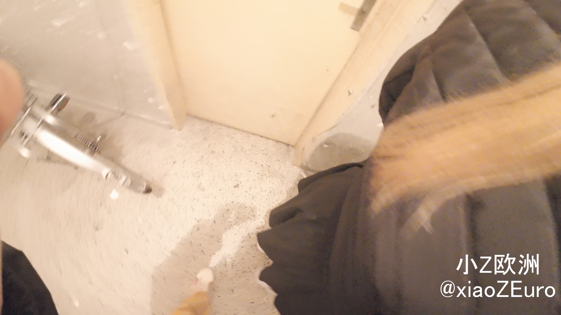 金发绿眼德妹 废弃自行车房打野炮
