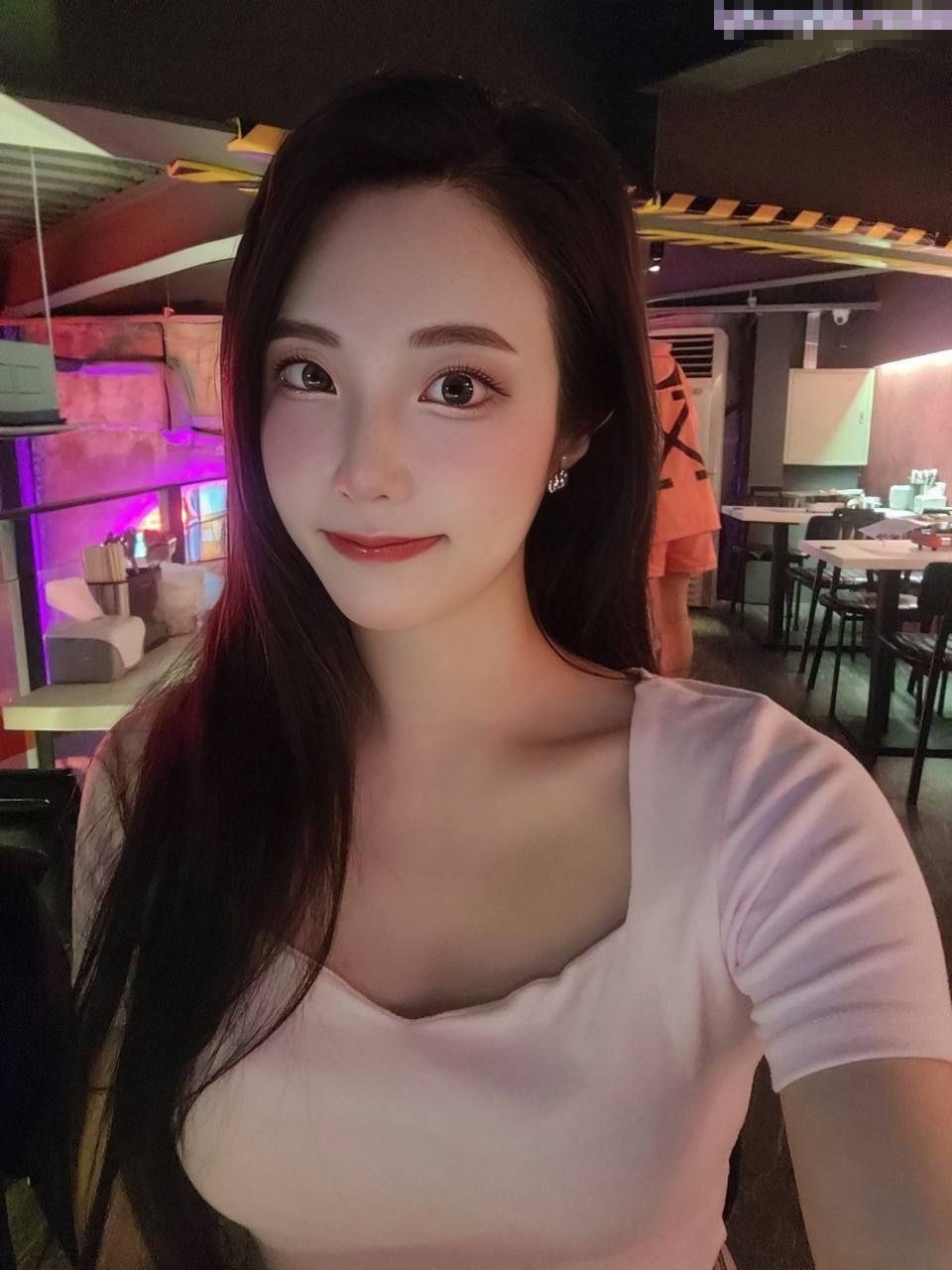 妹子是很嫩的，jb是很大的，最后竟然全部塞进去了，真的佩服了，被黑祖宗无套输出 每一下都顶到花心