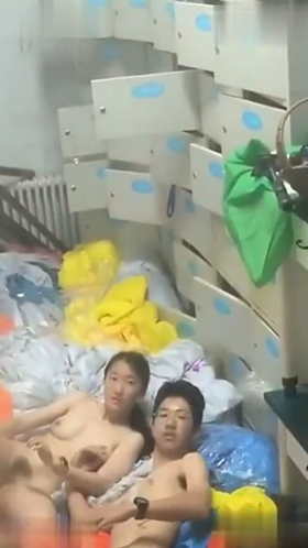 【门事件】大连市第24中学在存放幕布的仓库中做爱❤️两个人发现被偷拍后呆住的表情太可爱了！