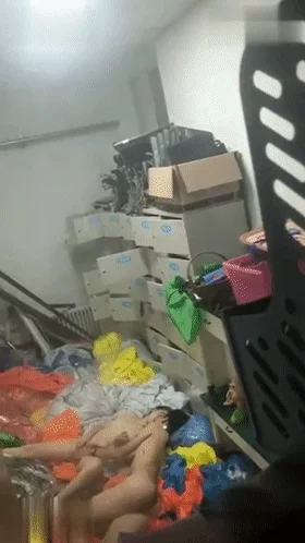 【门事件】大连市第24中学在存放幕布的仓库中做爱❤️两个人发现被偷拍后呆住的表情太可爱了！