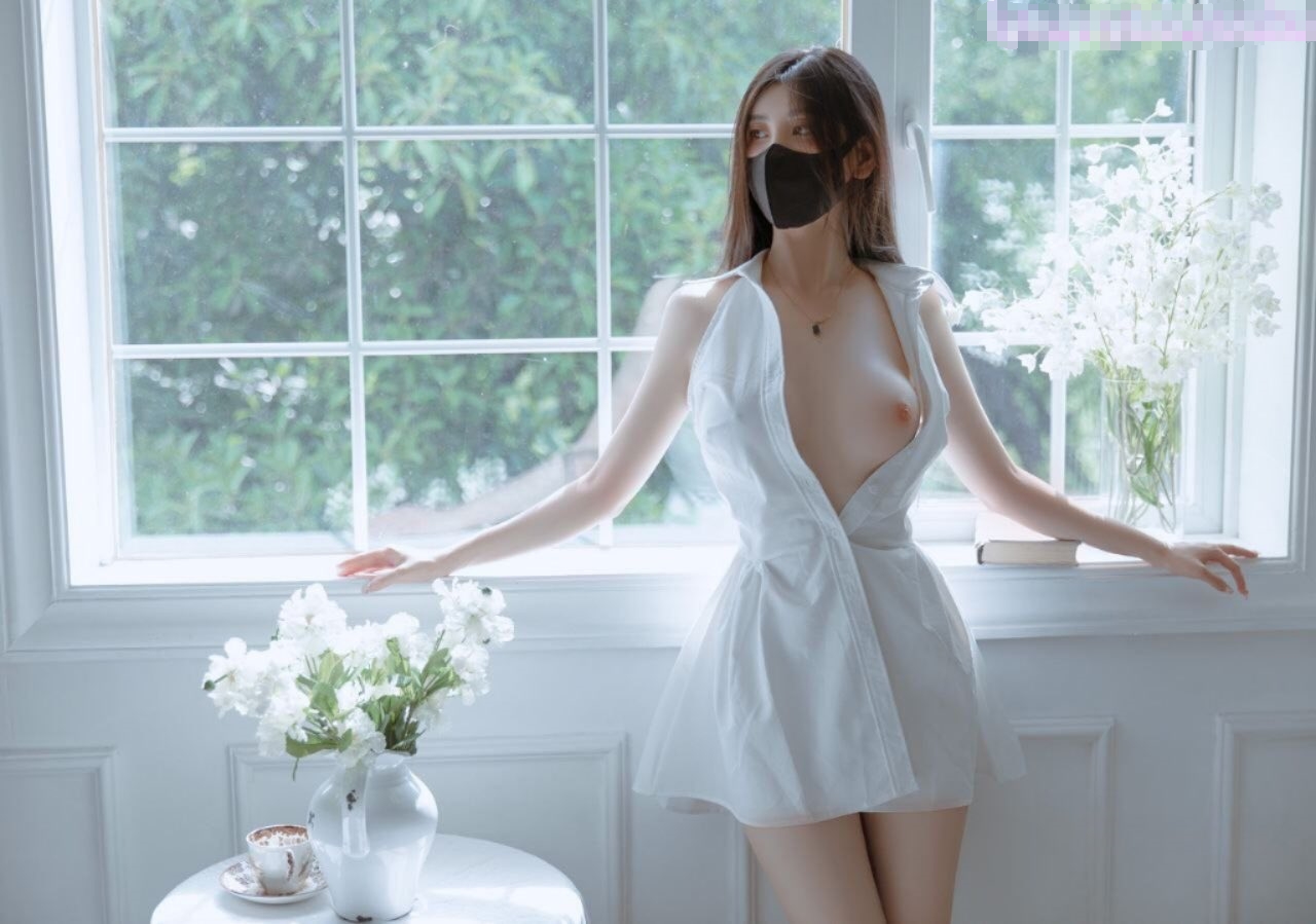 妹子是很嫩的，jb是很大的，最后竟然全部塞进去了，真的佩服了，被黑祖宗无套输出 每一下都顶到花心