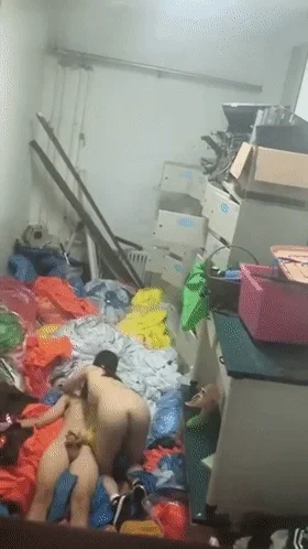 【门事件】大连市第24中学在存放幕布的仓库中做爱❤️两个人发现被偷拍后呆住的表情太可爱了！