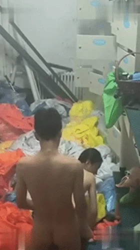 【门事件】大连市第24中学在存放幕布的仓库中做爱❤️两个人发现被偷拍后呆住的表情太可爱了！