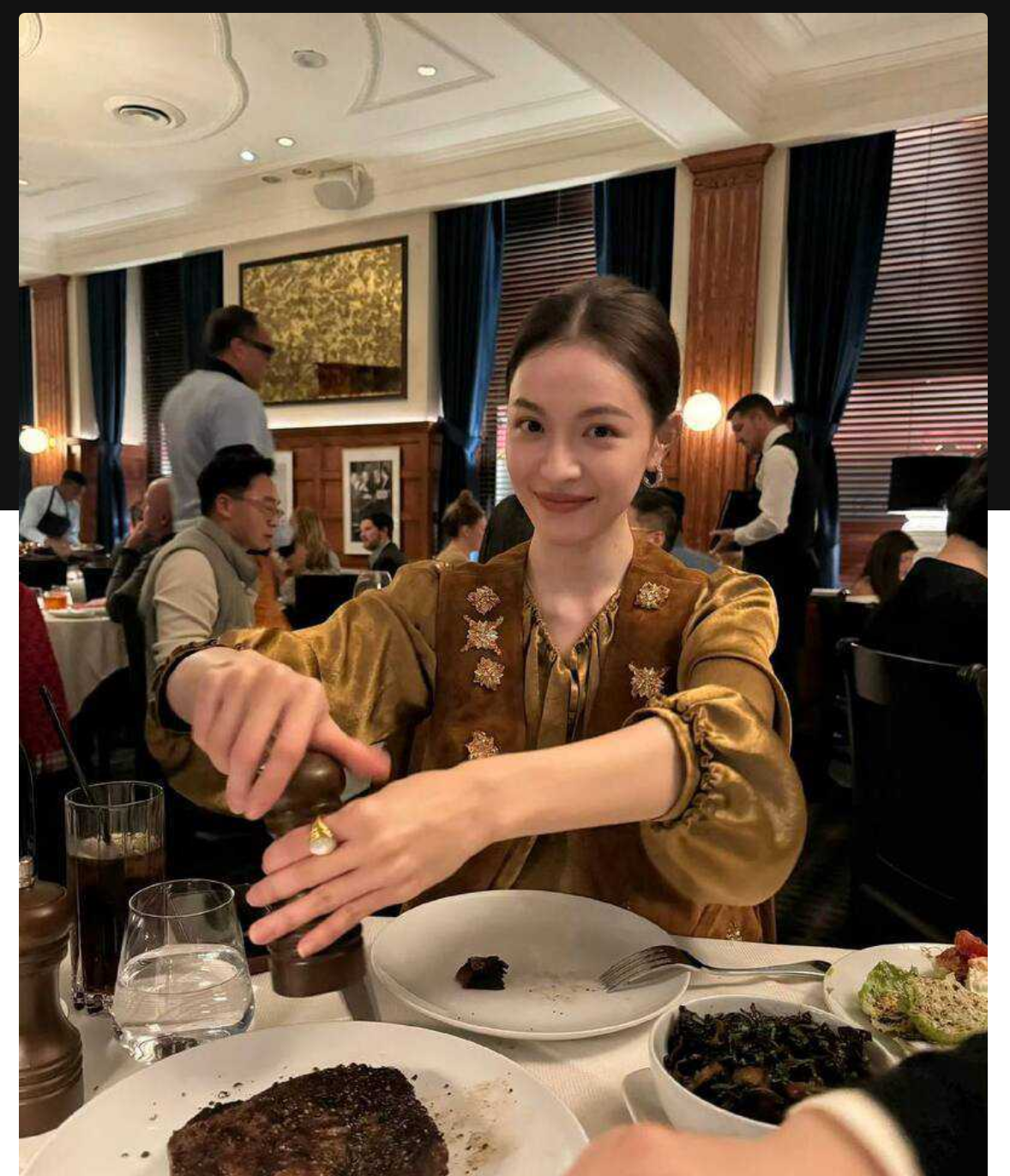内娱女演员钟楚曦金鸡奖后台化妆冲上热搜，随之黑料被扒 与冯小刚同游澳门，且私生活混乱出轨
