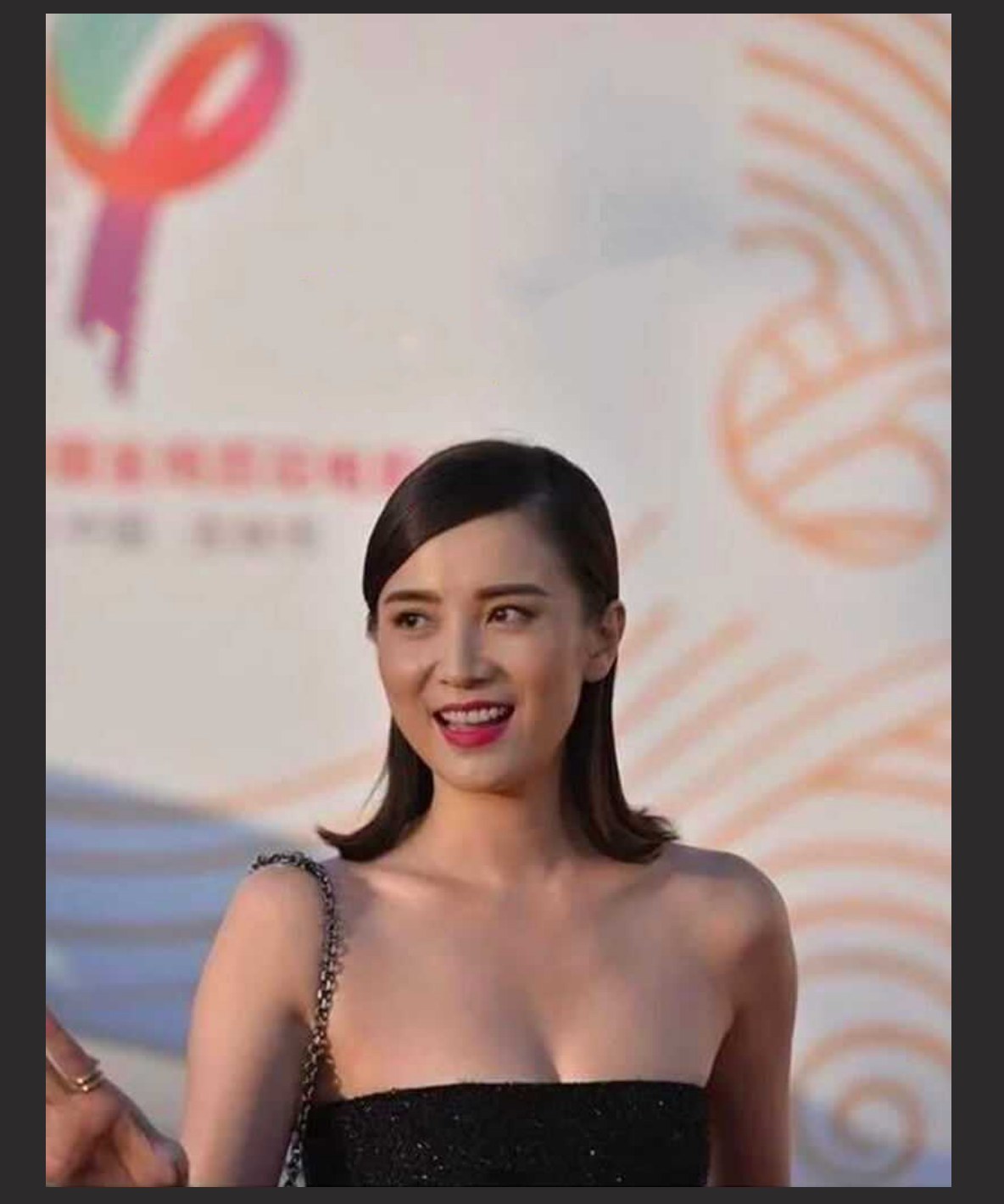 演员 宋佳 拍戏时不穿内衣，这么豪放的吗？隔着背心可以看见两个奶头还真不小呢+宋佳电车痴汉