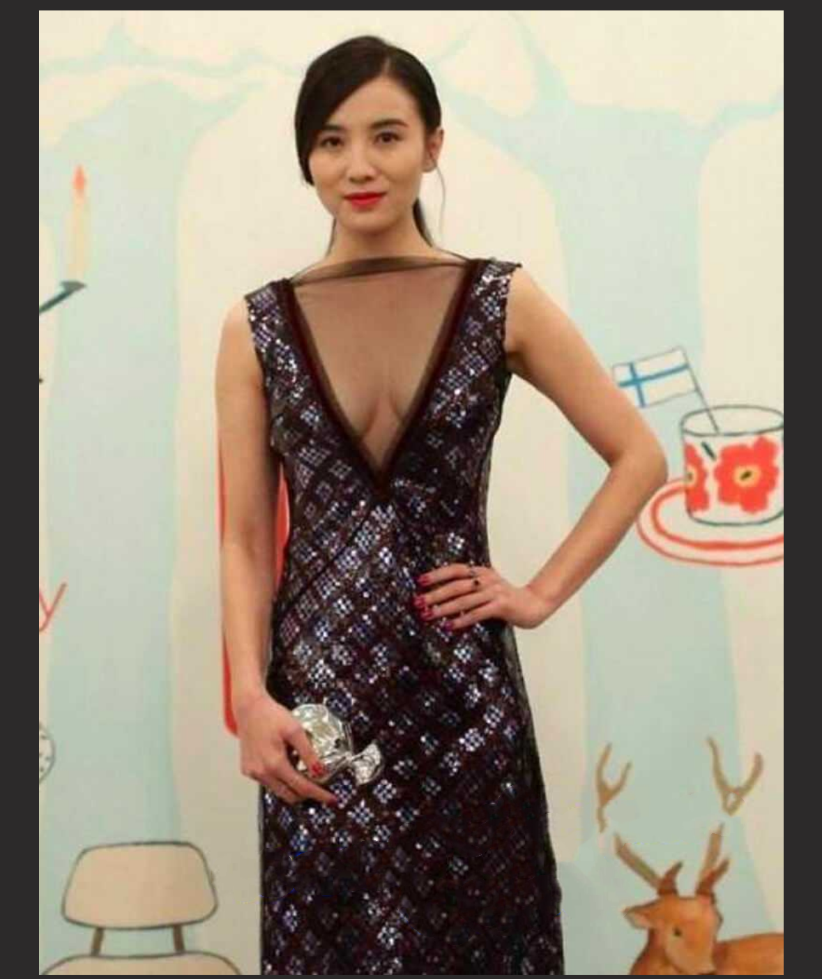 演员 宋佳 拍戏时不穿内衣，这么豪放的吗？隔着背心可以看见两个奶头还真不小呢+宋佳电车痴汉