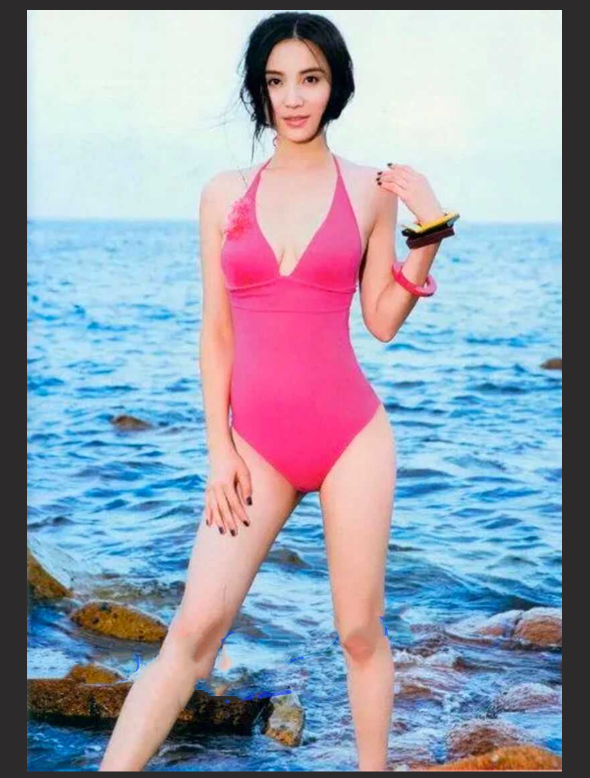 演员 宋佳 拍戏时不穿内衣，这么豪放的吗？隔着背心可以看见两个奶头还真不小呢+宋佳电车痴汉