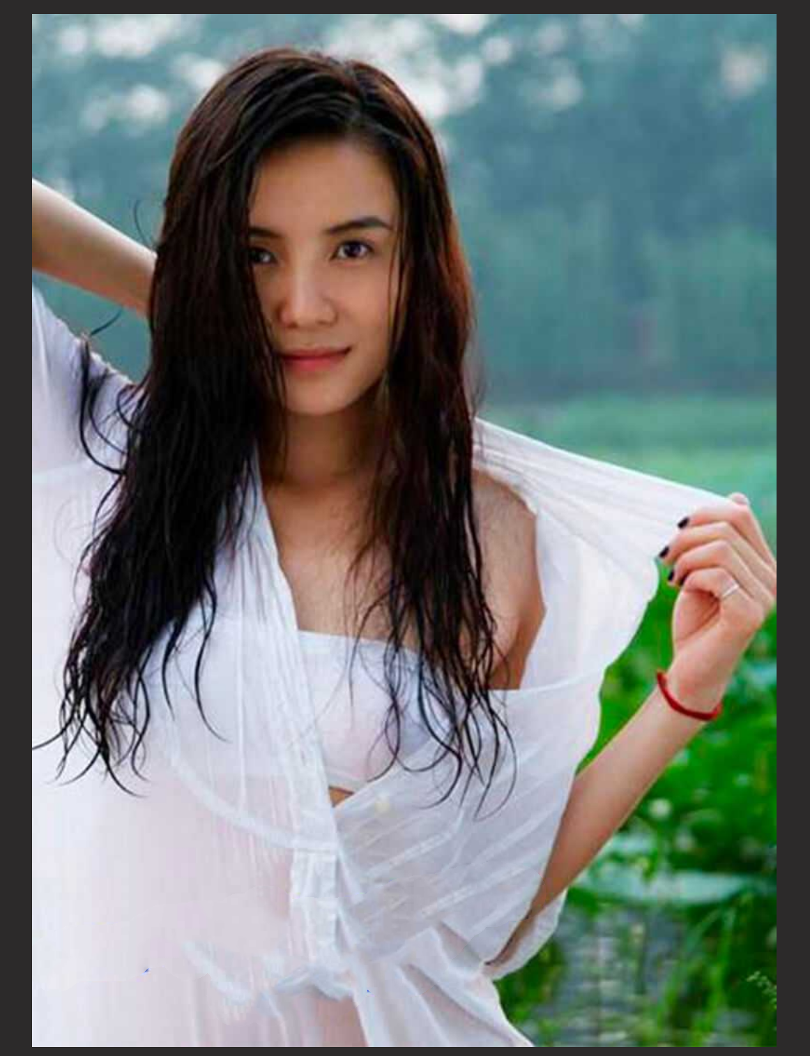 演员 宋佳 拍戏时不穿内衣，这么豪放的吗？隔着背心可以看见两个奶头还真不小呢+宋佳电车痴汉