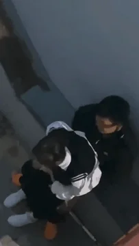 【某某门事件】吃瓜！青岛XX技师学院❤️小情侣校园角落脱裤子抠逼被偷拍！