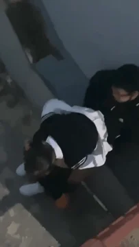 【某某门事件】吃瓜！青岛XX技师学院❤️小情侣校园角落脱裤子抠逼被偷拍！