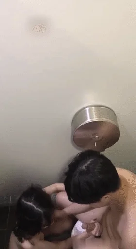 ❤️猎奇❤️北京某中 学俩学生逃课在万达厕所啪啪，你吞我的大吊，我啃你的美鲍，缠绵悱恻！