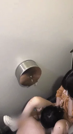 ❤️猎奇❤️北京某中 学俩学生逃课在万达厕所啪啪，你吞我的大吊，我啃你的美鲍，缠绵悱恻！