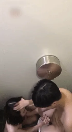 ❤️猎奇❤️北京某中 学俩学生逃课在万达厕所啪啪，你吞我的大吊，我啃你的美鲍，缠绵悱恻！
