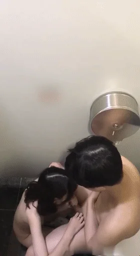 ❤️猎奇❤️北京某中 学俩学生逃课在万达厕所啪啪，你吞我的大吊，我啃你的美鲍，缠绵悱恻！