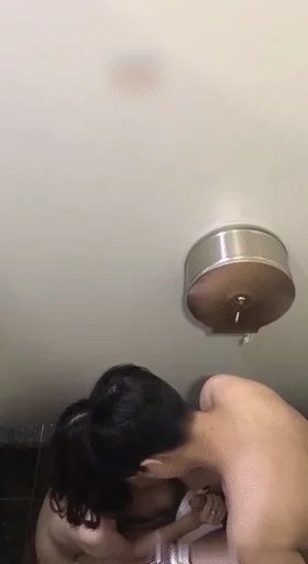❤️猎奇❤️北京某中 学俩学生逃课在万达厕所啪啪，你吞我的大吊，我啃你的美鲍，缠绵悱恻！