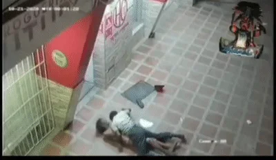【门事件】 真实印度轮干影像❤️深夜街道上女人被无情强干，女人激烈反抗失败，被无情猛艹！