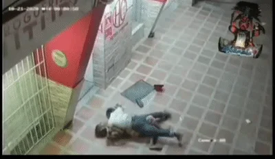 【门事件】 真实印度轮干影像❤️深夜街道上女人被无情强干，女人激烈反抗失败，被无情猛艹！