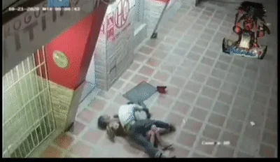 【门事件】 真实印度轮干影像❤️深夜街道上女人被无情强干，女人激烈反抗失败，被无情猛艹！
