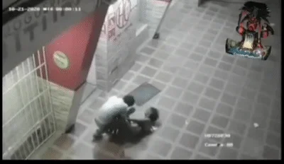 【门事件】 真实印度轮干影像❤️深夜街道上女人被无情强干，女人激烈反抗失败，被无情猛艹！