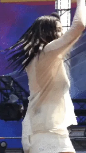 【门事件】H国女团❤️权恩妃❤️户外演出雨中湿身，好身材好奶子一蹦一跳，超短裙露出白色内裤！